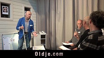Пять стариков трахают молодую девушку в чулках
