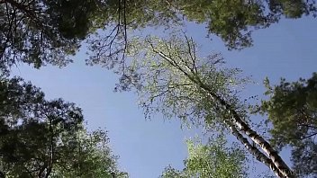 Русская красотка прогуливается голышом в лесу