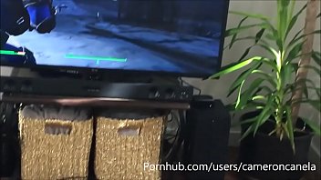 Стройная темноволосая девушка сосет член и занимается с парнем сексом в домашнем порно