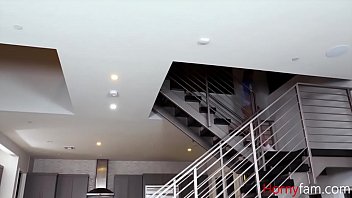 Стройная девушка соблазнила сводного брата и занялась с ним сексом
